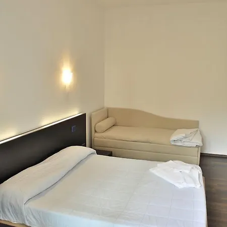 מלון Hotel Adria