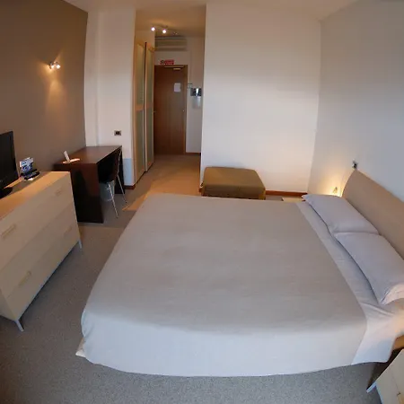 מלון Hotel Adria 3*