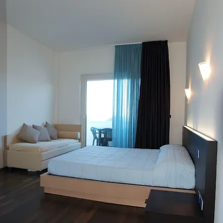 Hotel Adria מלון 3*