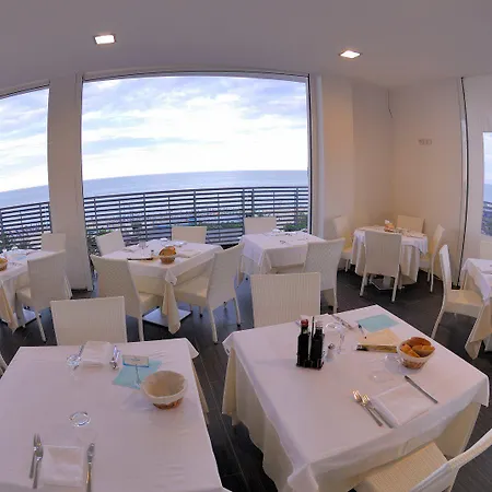 Hotel Adria מלון 3*