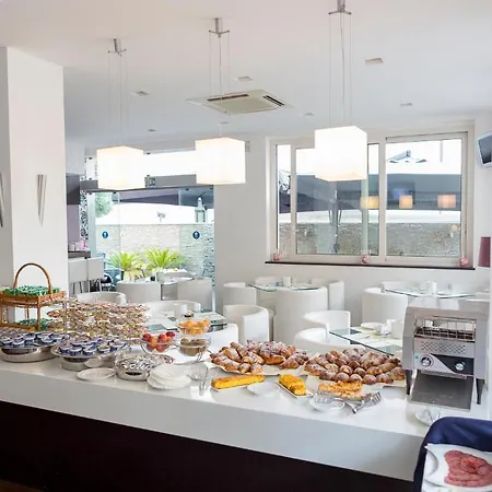 Hotel Adria מלון 3*